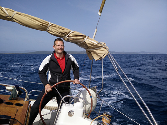 Bild: Der Sonne entgegen: Seit dreißig Jahren ist Martin Kohlmaier Teil der ABB-Crew, seit Mai steht er als „Skipper“ in Österreich selbst am Ruder.